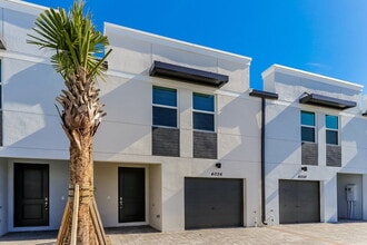 4026 Hot Springs Ave in Palm Springs, FL - Foto de edificio - Building Photo