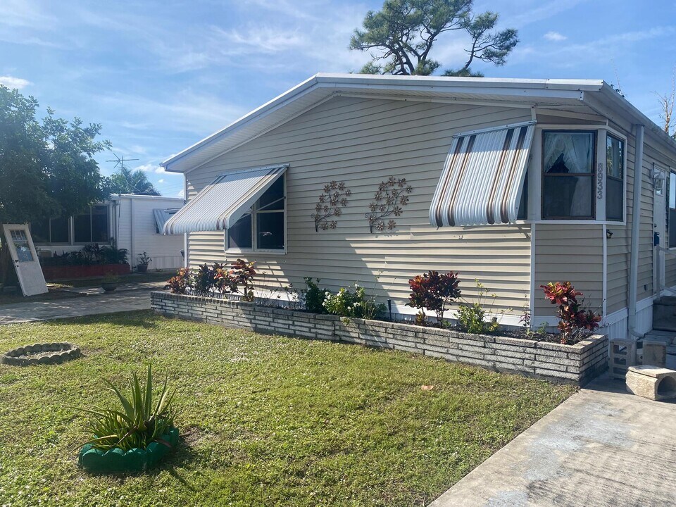 8933 Pine St in Boynton Beach, FL - Building Photo