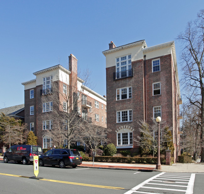 Pondfield Apartments in Bronxville, NY - Foto de edificio - Building Photo