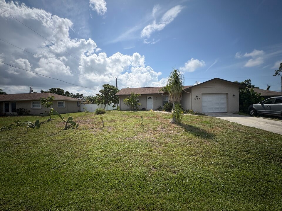 1383 Tinamou Rd in Venice, FL - Building Photo