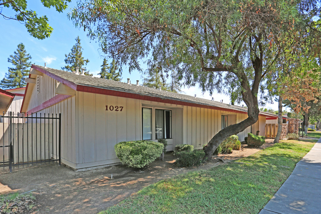 Oak Terrace Apartments in Merced, CA - Building Photo