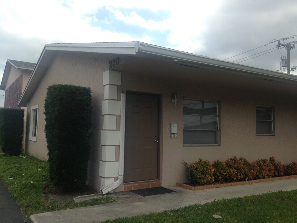 230 NE 40th St in Oakland Park, FL - Building Photo