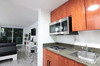 1 SE 12th St in Miami, FL - Foto de edificio - Building Photo