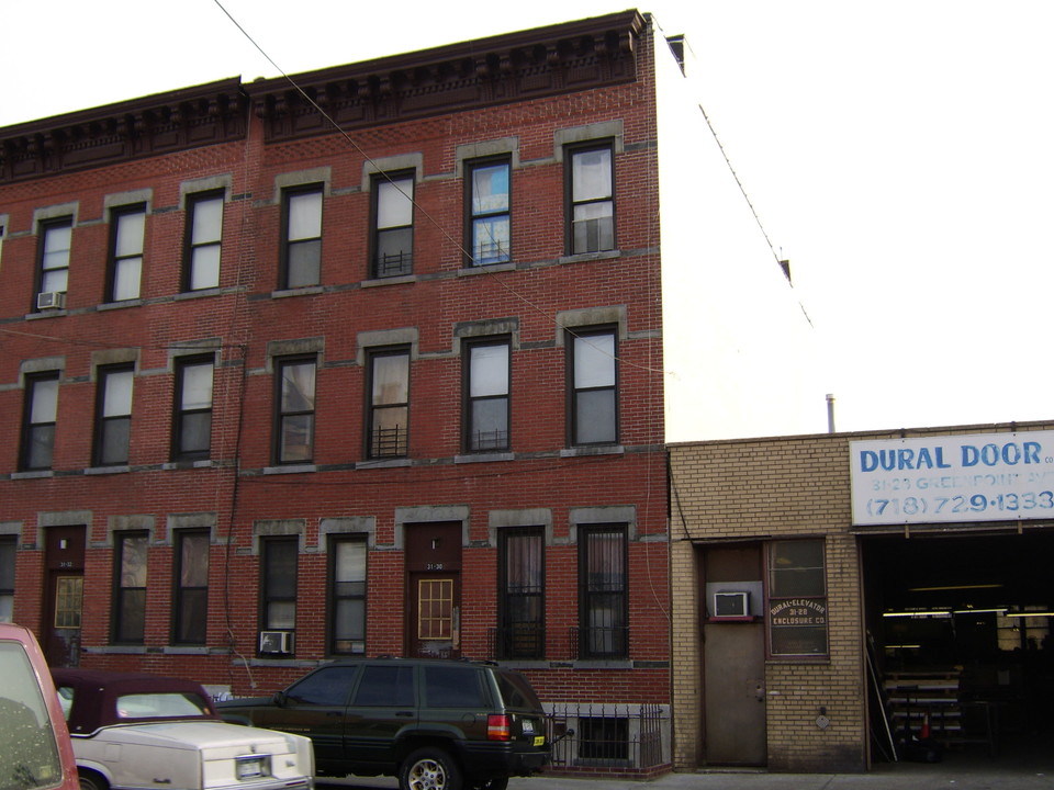 31-30 Greenpoint Ave in Long Island City, NY - Building Photo