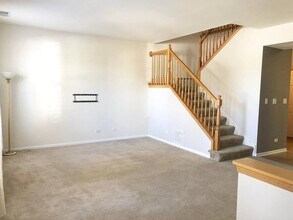 2575 Hillsboro Blvd in Aurora, IL - Building Photo - Building Photo