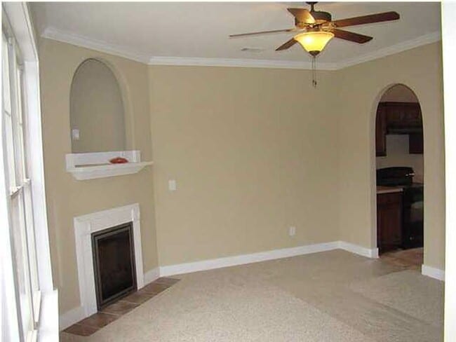 695 The Heights Ln in Calera, AL - Foto de edificio - Building Photo