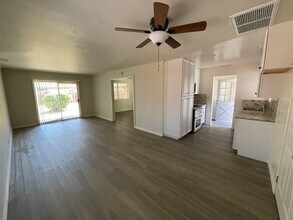 8572 Oak Ave in Orangevale, CA - Foto de edificio - Building Photo