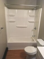 290-330 N 3rd St in Conneaut Lake, PA - Building Photo