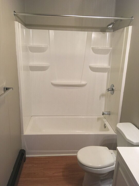 290-330 N 3rd St in Conneaut Lake, PA - Building Photo