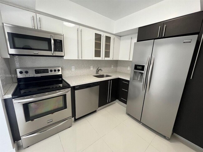 20505 E Country Club Dr in Aventura, FL - Building Photo - Building Photo