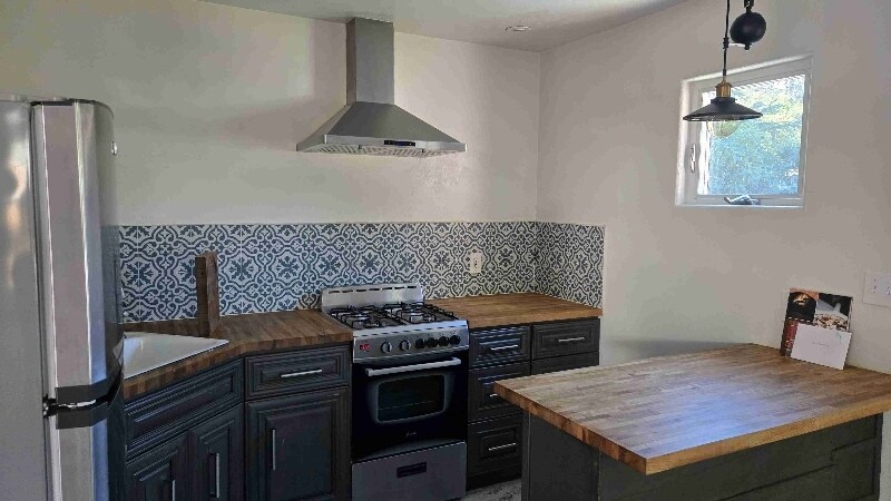 1440 W Valerio St in Santa Barbara, CA - Building Photo