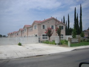 Oasis Gardens in Rialto, CA - Building Photo - Building Photo