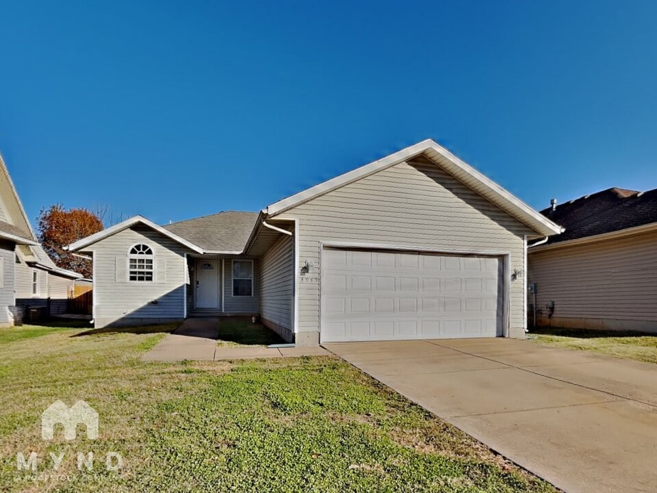 3945 W Maple St in Springfield, MO - Building Photo