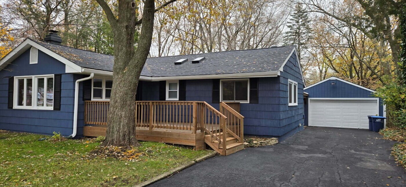 6921 Clarendon Hills Rd in Darien, IL - Building Photo