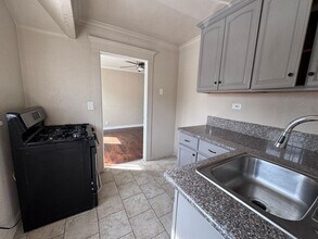 841 W 64th St in Los Angeles, CA - Building Photo - Building Photo