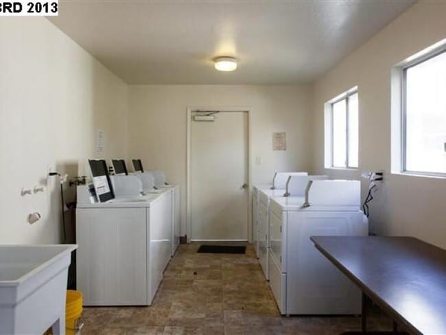 4260 Clayton Rd, Unit 18 in Concord, CA - Foto de edificio - Building Photo