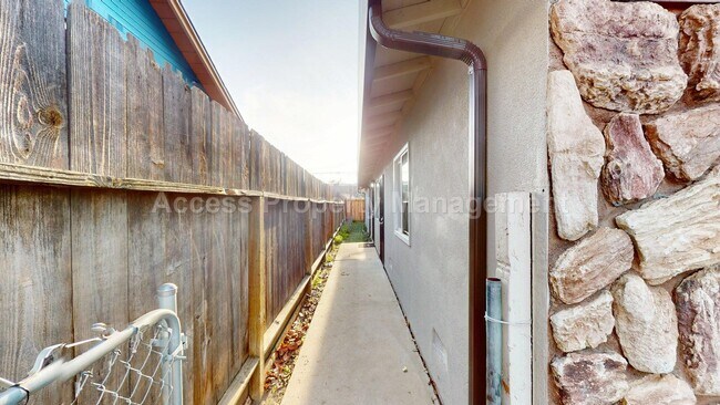 709 2nd St, Unit A in Modesto, CA - Foto de edificio - Building Photo