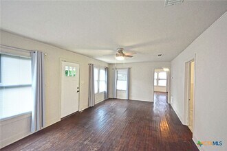 365 E Faust St in New Braunfels, TX - Building Photo - Building Photo