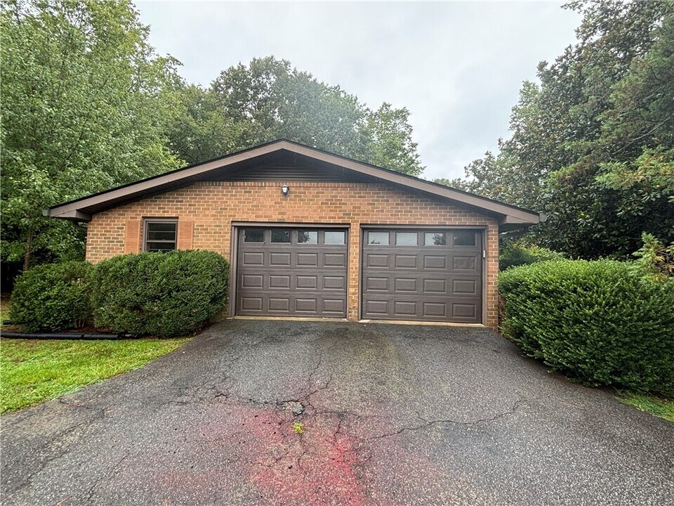 115 Sharon Dr in Central, SC - Building Photo