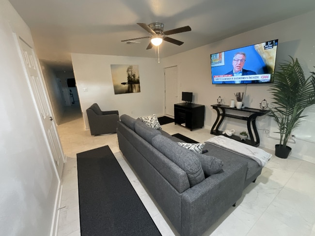 1301 E Avenue G, Unit B in Killeen, TX - Foto de edificio - Building Photo