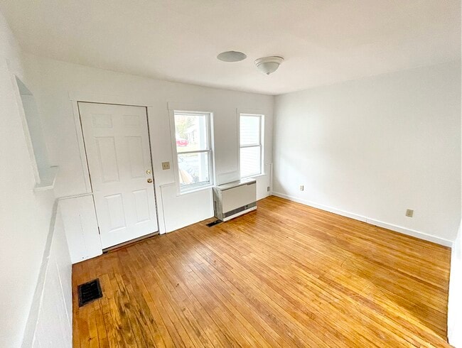 167 Pleasant St, Unit Apt 2 in Northfield, VT - Foto de edificio - Building Photo