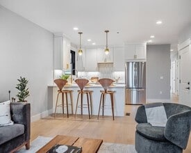 398 Bremen St, Unit 1 in Boston, MA - Foto de edificio - Building Photo