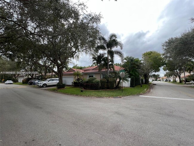5283 SW 33rd Way in Fort Lauderdale, FL - Building Photo - Building Photo
