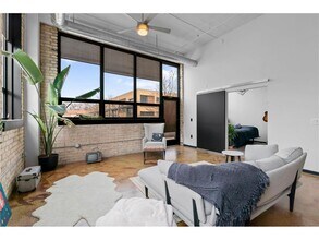 1701 NE Madison St, Unit 103 in Minneapolis, MN - Building Photo - Building Photo