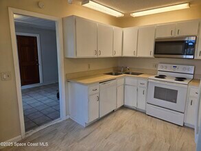 1081 Ivanhoe St NW in Palm Bay, FL - Foto de edificio - Building Photo