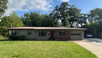 5702 Cedar Forest Dr S in Jacksonville, FL - Building Photo
