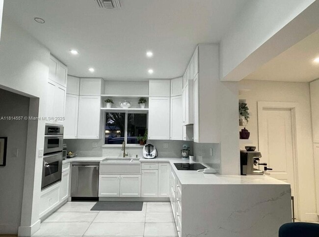 5775 SW 80th St in Miami, FL - Building Photo - Building Photo