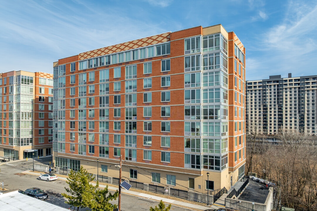 Trio Apartments in Palisades Park, NJ - Building Photo