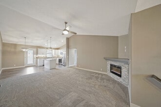 8201 Regent Dr in Lincoln, NE - Foto de edificio - Building Photo