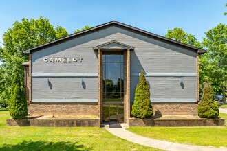 Knotts / Camelot Apartments in Parkersburg, WV - Foto de edificio - Building Photo