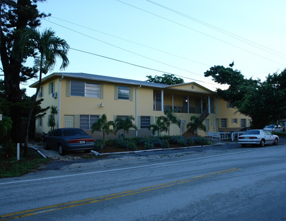 825 NE 6th St in Fort Lauderdale, FL - Foto de edificio