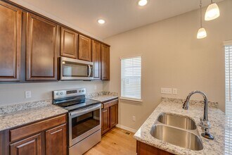 Stunning 3 Bedroom 2 Bathroom townhome in Fort Collins! in Fort Collins, CO - Building Photo - Building Photo