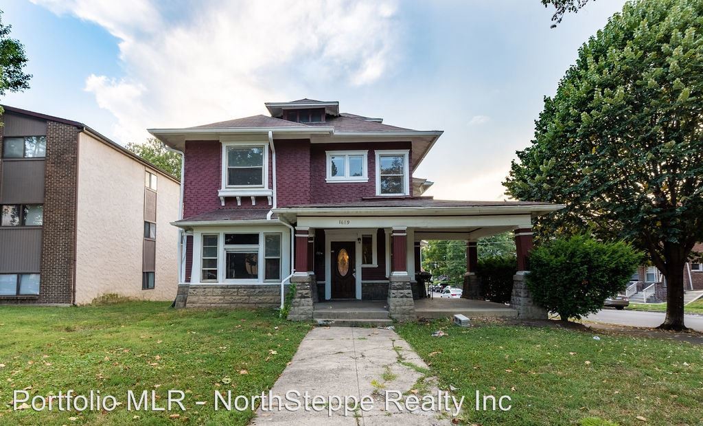 1689 Summit St in Columbus, OH - Building Photo