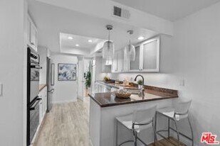 3950 E Vía Dolce in Marina Del Rey, CA - Building Photo