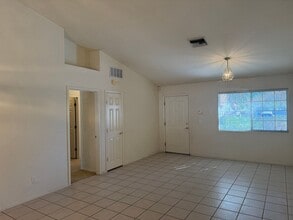 7917 E Waverly St in Tucson, AZ - Foto de edificio - Building Photo