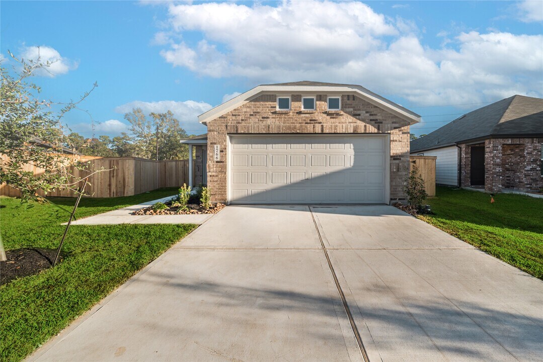 1766 Serenity Moon Dr in Crosby, TX - Building Photo