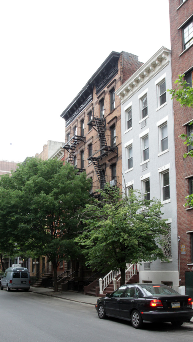 221 W 15th St in New York, NY - Foto de edificio - Building Photo