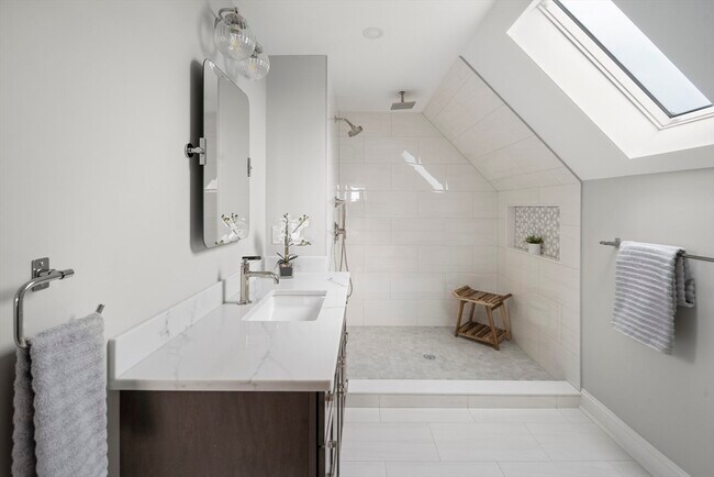 16 Bartlett St, Unit 16A in Somerville, MA - Building Photo - Building Photo