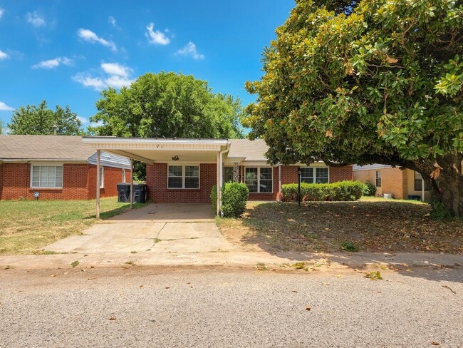 property at 714 W Wood St