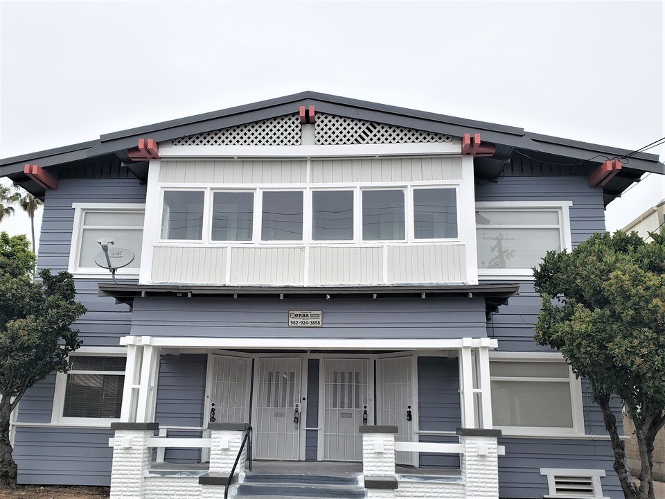 1725 E Broadway in Long Beach, CA - Building Photo