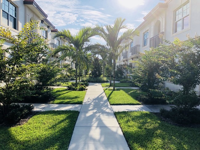 Emerald Place in Delray Beach, FL - Foto de edificio - Building Photo