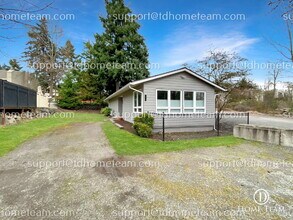 9201 NE Juanita Dr in Kirkland, WA - Building Photo - Building Photo