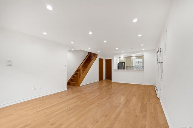 32-33-33 46th St in Queens, NY - Building Photo - Building Photo