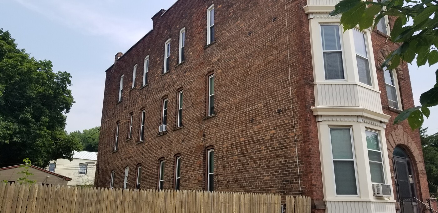 382 4th St, Unit 3 in Troy, NY - Building Photo