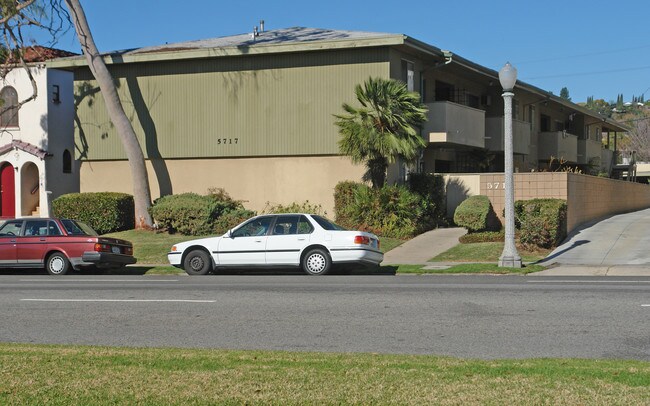 5717 Huntington Dr N in Los Angeles, CA - Foto de edificio - Building Photo