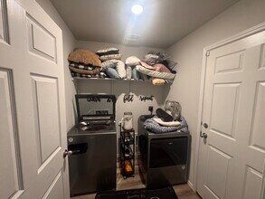 642 Wyatt Wy in Jarrell, TX - Foto de edificio - Building Photo